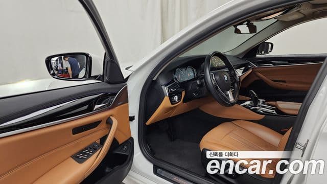 BMW 5 Series 2018 — ფოტო 10/20