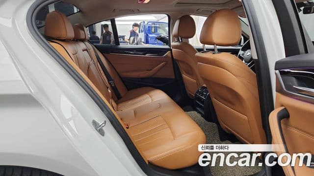 BMW 5 Series 2018 — ფოტო 12/20