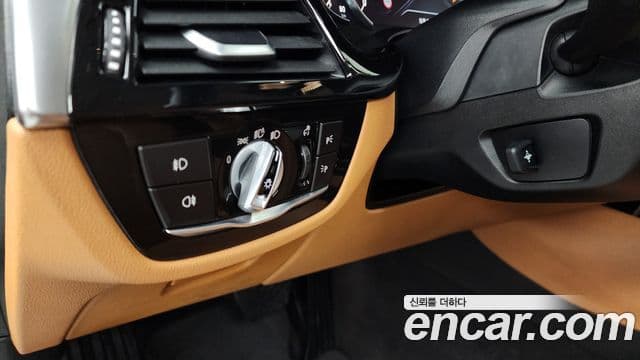 BMW 5 Series 2018 — ფოტო 16/20
