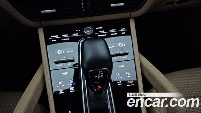 Porsche Cayenne 2023 — ფოტო 7/20
