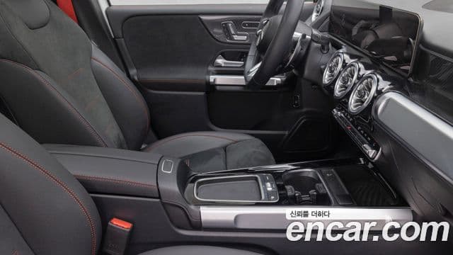 Mercedes-Benz GLB-Class 2025 — Фото 8/20