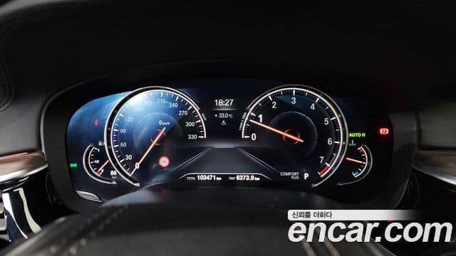 BMW 5 Series 2018 — ფოტო 8/20