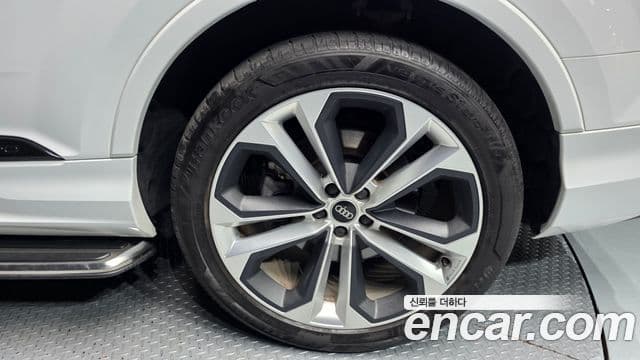 Audi Q7 2023 — Photo 6/39