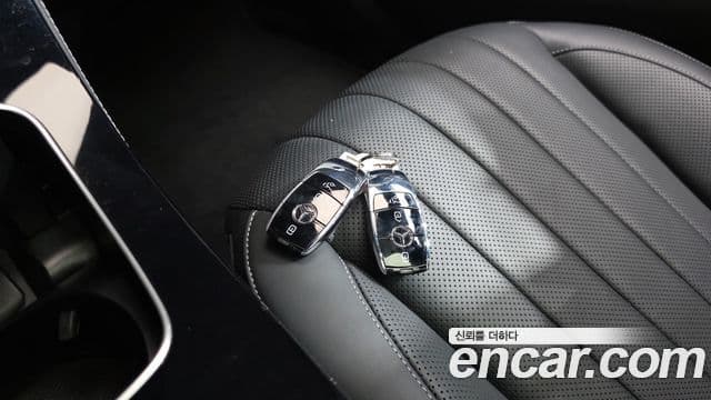 Mercedes-Benz E-Class 2023 — Şəkil 28/34
