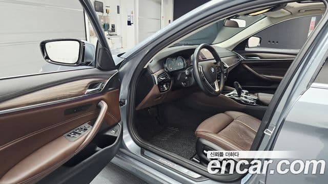 BMW 5 Series 2018 — Şəkil 10/20