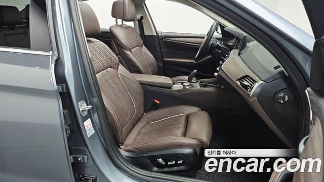 BMW 5 Series 2018 — Şəkil 12/20