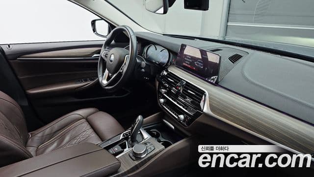 BMW 5 Series 2018 — Şəkil 19/20
