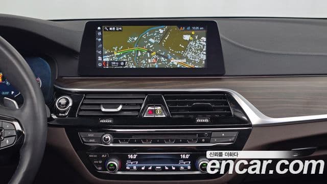 BMW 5 Series 2018 — Фото 12/20