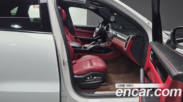 Porsche Cayenne 2019 — Photo 7/20