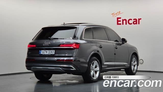 Audi Q7 2021 — ფოტო 2/20