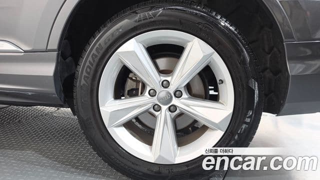 Audi Q7 2021 — Photo 25/36