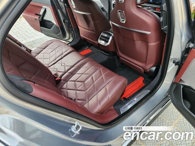 BMW 7 Series 2023 — фото 10 из 14