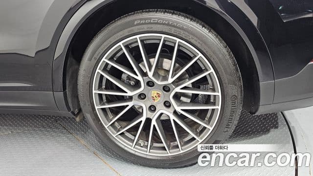 Porsche Cayenne 2020 — Photo 27/30