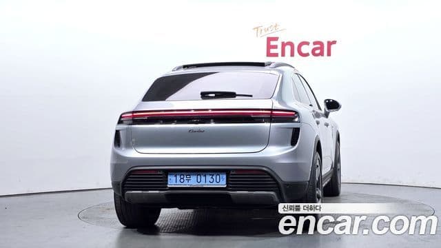 Porsche Macan EV 2025 — Photo 8/20