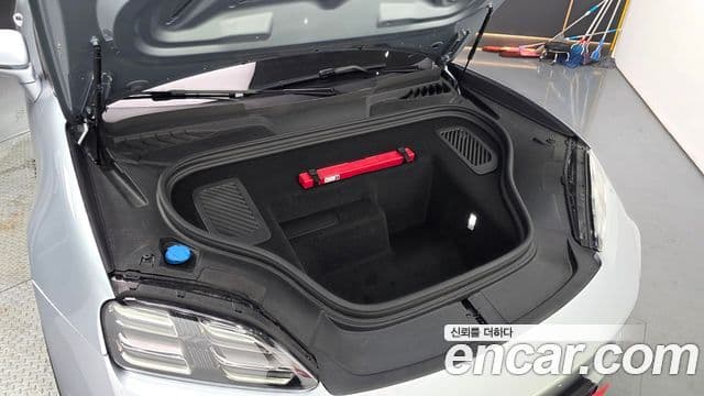Porsche Macan EV 2025 — Photo 7/20