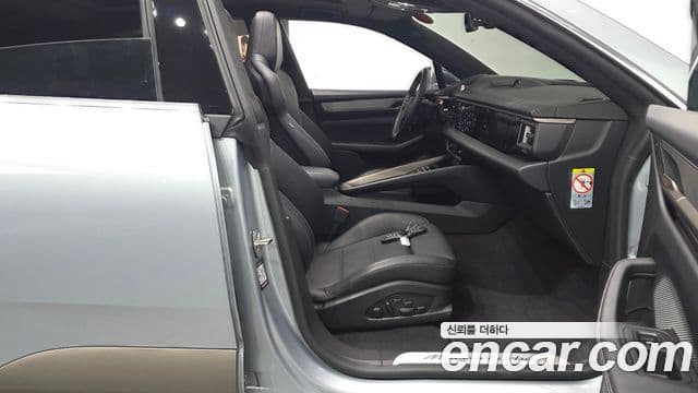 Porsche Macan EV 2025 — Photo 6/20