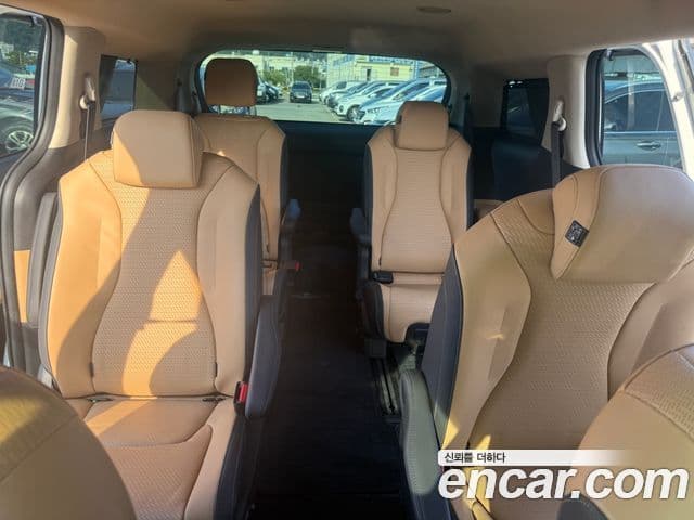 Kia Carnival 2023 — ფოტო 10/19