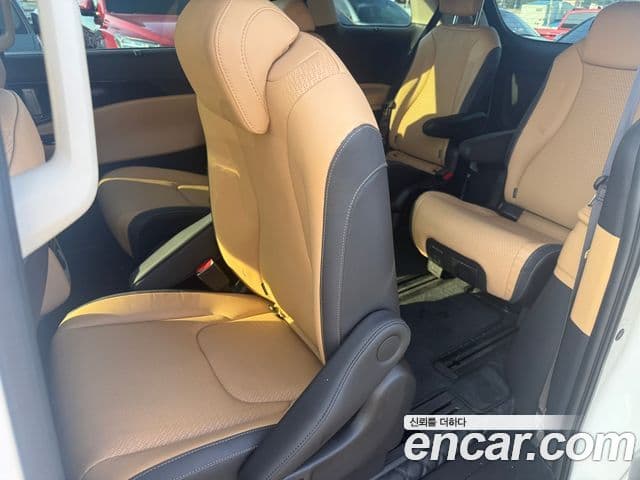 Kia Carnival 2023 — ფოტო 14/19