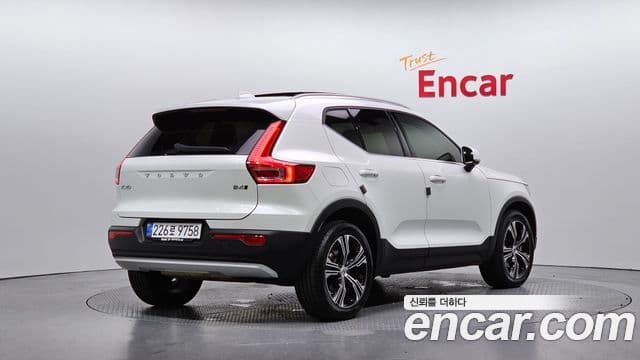 Volvo XC40 2022 — ფოტო 2/20