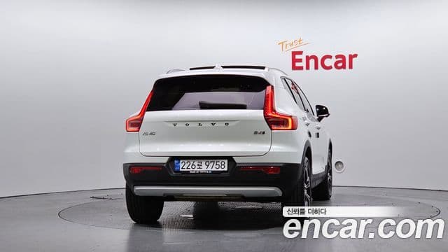 Volvo XC40 2022 — ფოტო 4/20