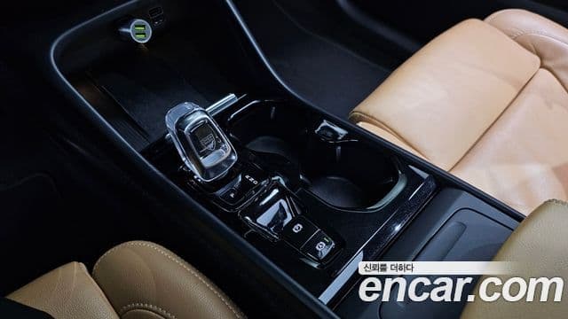 Volvo XC40 2022 — ფოტო 9/20