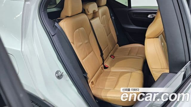 Volvo XC40 2022 — ფოტო 11/20