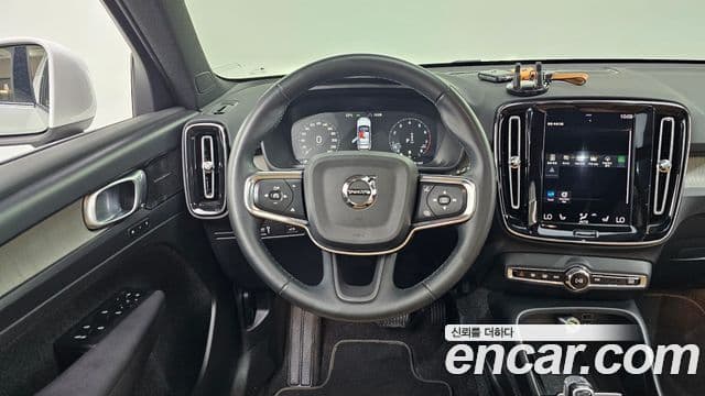 Volvo XC40 2022 — ფოტო 12/20