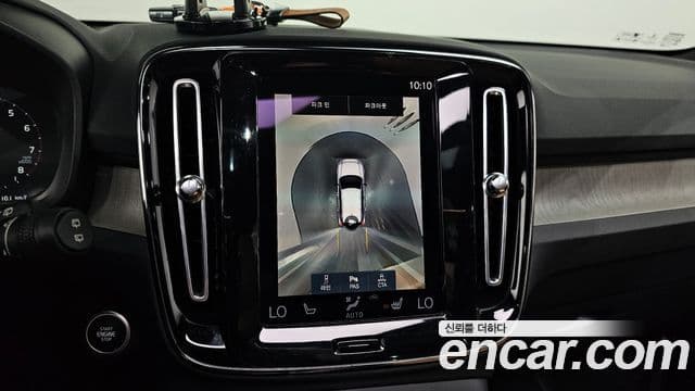 Volvo XC40 2022 — Photo 2/31