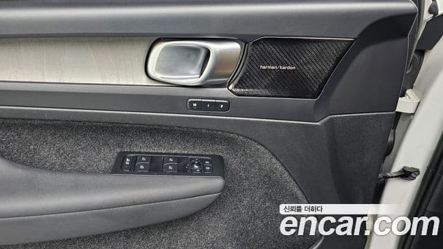 Volvo XC40 2022 — ფოტო 18/20