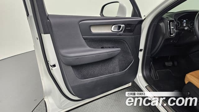 Volvo XC40 2022 — Photo 7/31