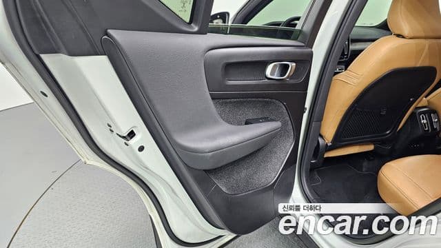 Volvo XC40 2022 — Photo 16/31