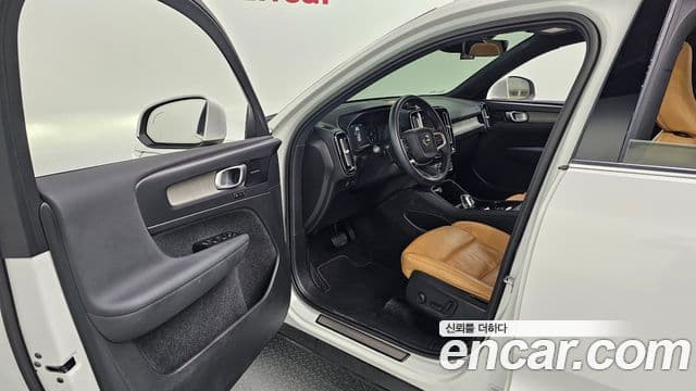 Volvo XC40 2022 — Photo 27/31