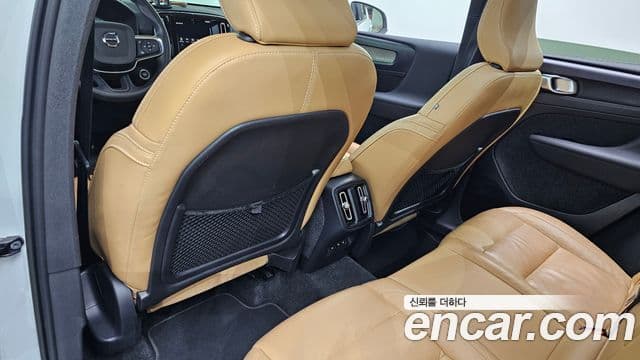 Volvo XC40 2022 — Photo 21/31