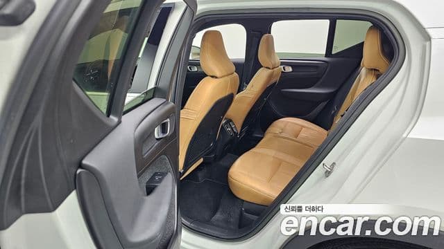 Volvo XC40 2022 — Photo 12/31