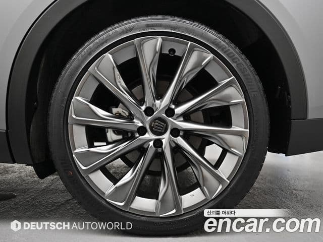 Toyota Crown Crossover 2024 — Photo 7/20