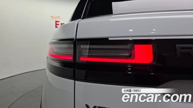 Land Rover Range Rover Velar 2025 — Photo 18/20