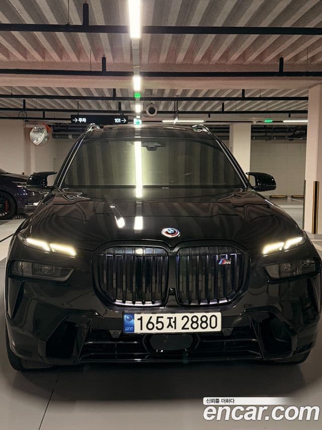 BMW X7 2023 — Фото 1/20