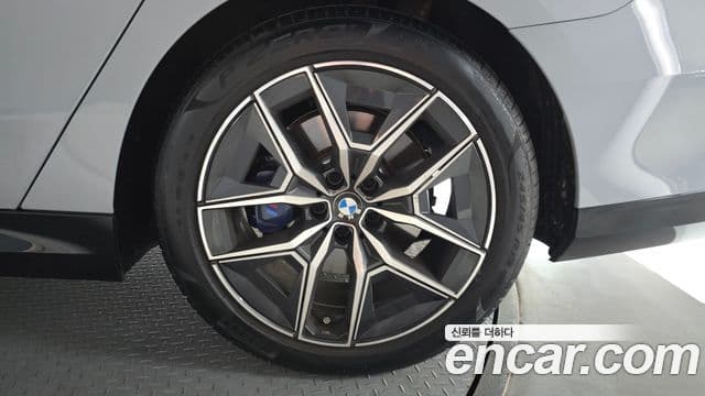BMW 5 Series 2025 — ფოტო 17/33