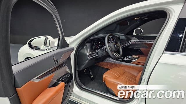 BMW 7 Series 2022 — ფოტო 26/31