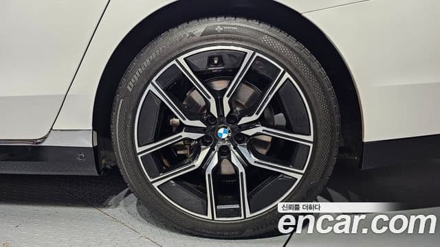 BMW 7 Series 2022 — ფოტო 8/31