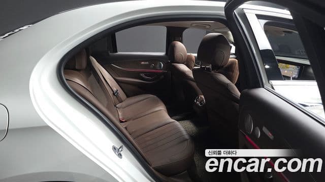 Mercedes-Benz E-Class 2018 — фото 12 из 20