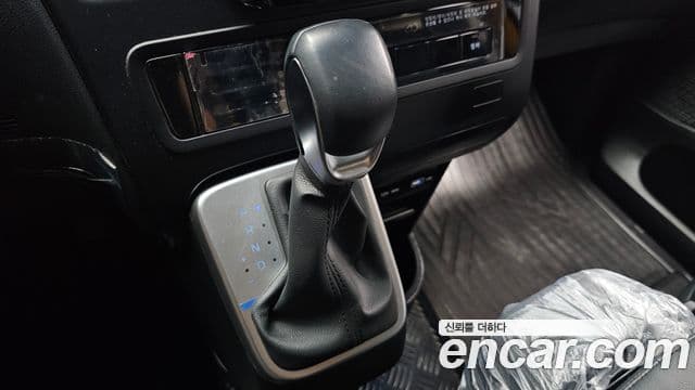 Hyundai Staria 2023 — ფოტო 9/20