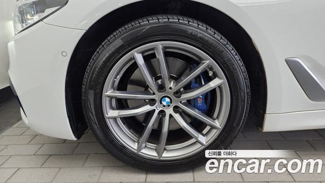 BMW 5 Series 2018 — Фото 4/20