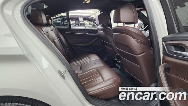 BMW 5 Series 2018 — Фото 12/20