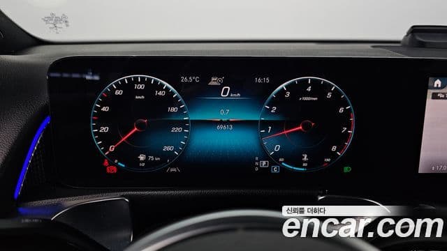Mercedes-Benz GLB-Class 2021 — ფოტო 8/20