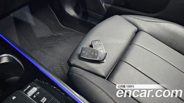 Mercedes-Benz GLB-Class 2021 — ფოტო 15/20