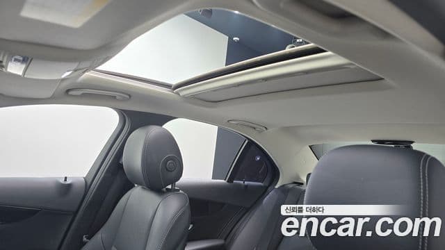 Mercedes-Benz C-Class 2018 — ფოტო 17/20