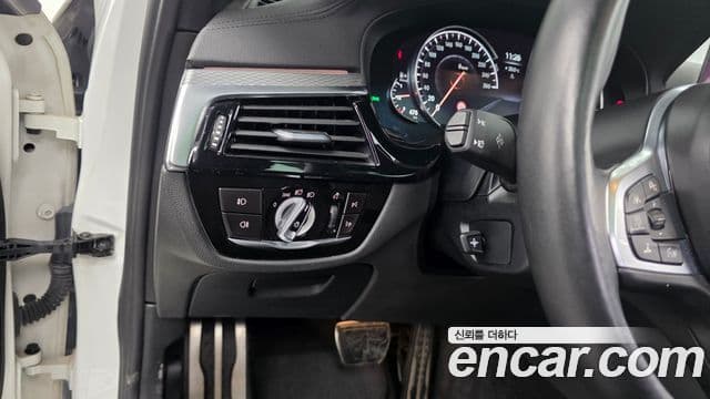 BMW 5 Series 2018 — Şəkil 16/20