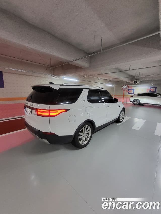 Land Rover Discovery 5 2019 — Şəkil 8/9