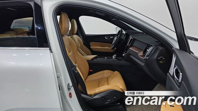 Volvo XC60 2021 — Şəkil 12/20